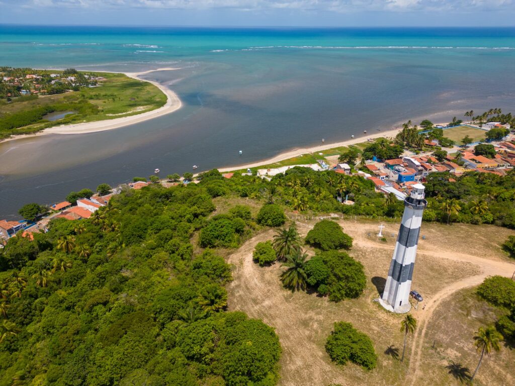 Farol na Praia de Porto de Pedras, em Alagoas.