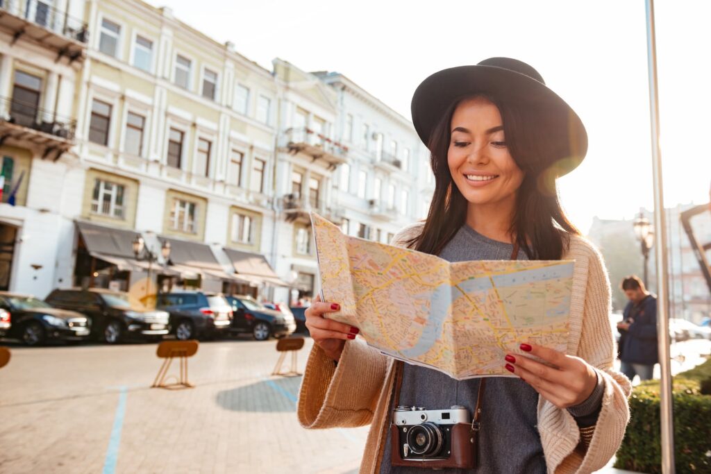 retrato-de-um-mulher-sorridente-turista-segurando-mapa-cidade (1)