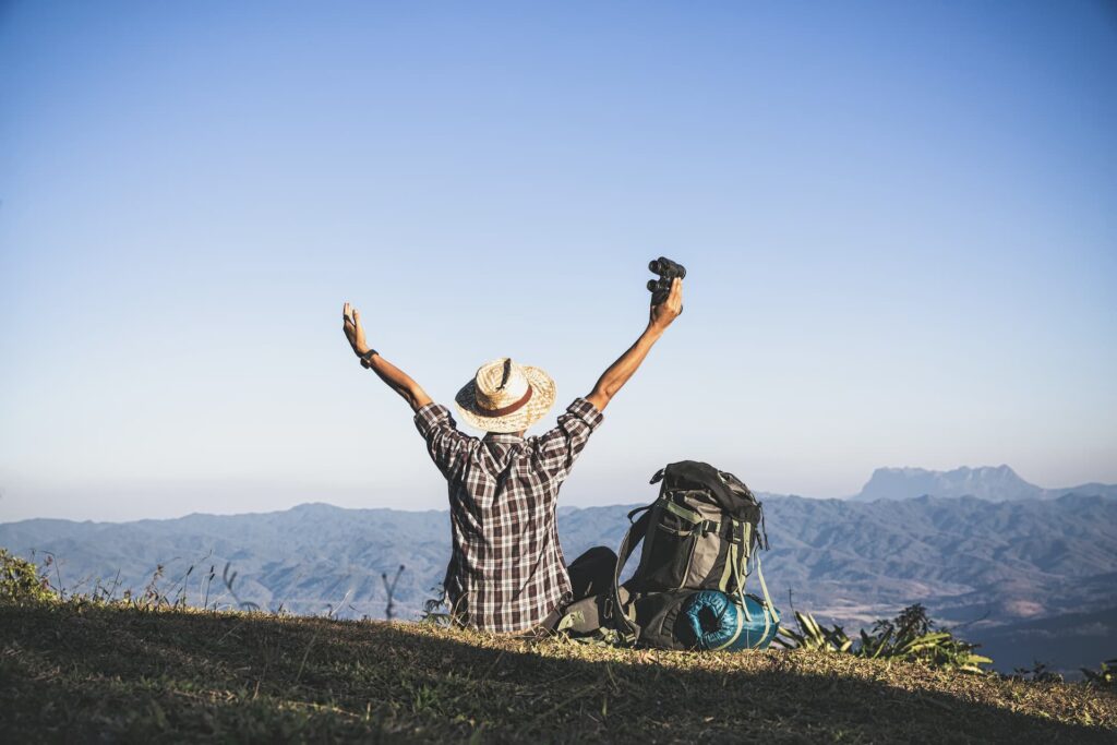 turista-topo-da-montanha-raios-solares-homem-usar-mochila-grande-contra-luz-sol (1)