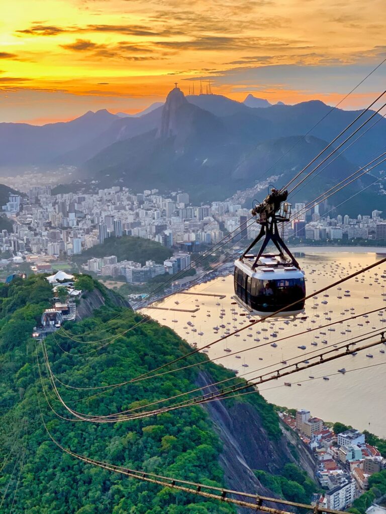 uma-boa-ideia-e-visitar-o-bondinho-pao-de-acucar-no-rio-de-janeiro-durante-o-por-sol-no-periodo-de-final-de-ano-ano-novo-ou-reveillon