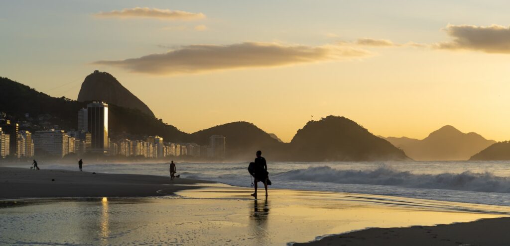 visite-a-praia-de-copacabana-no-rio-de-janeiro-durante-o-nascer-sol-em-epoca-de-reveillon