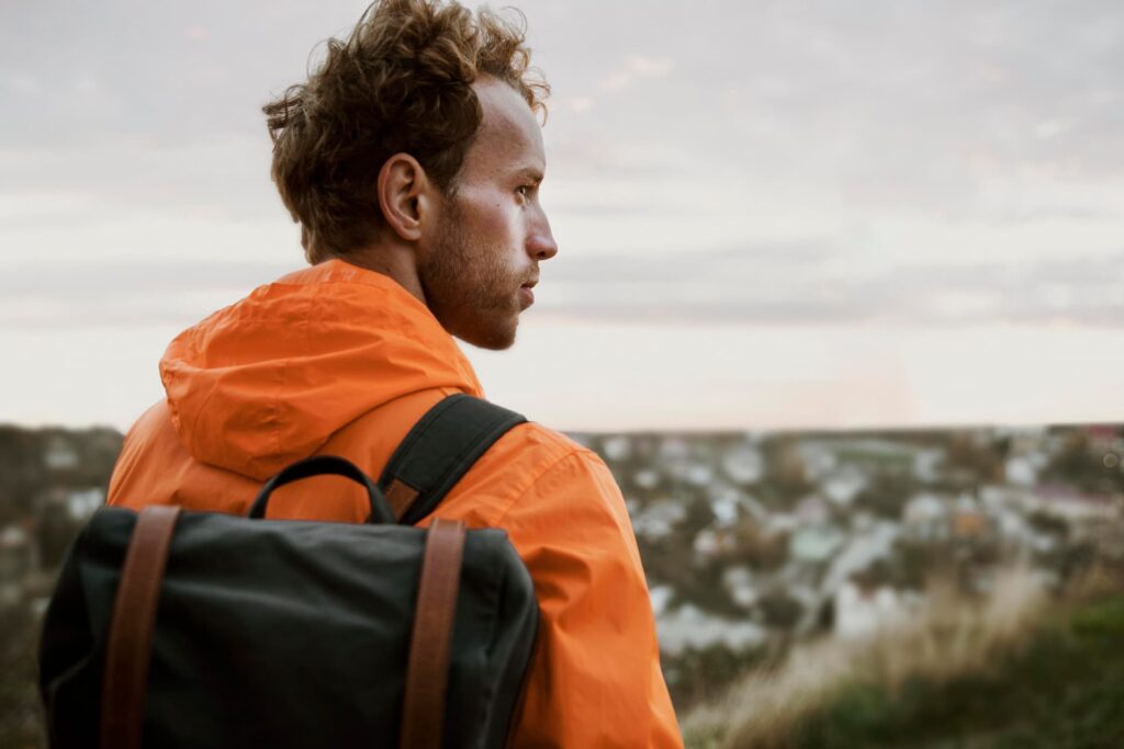 vista-traseira-homem-admirando-natureza-durante-uma-viagem