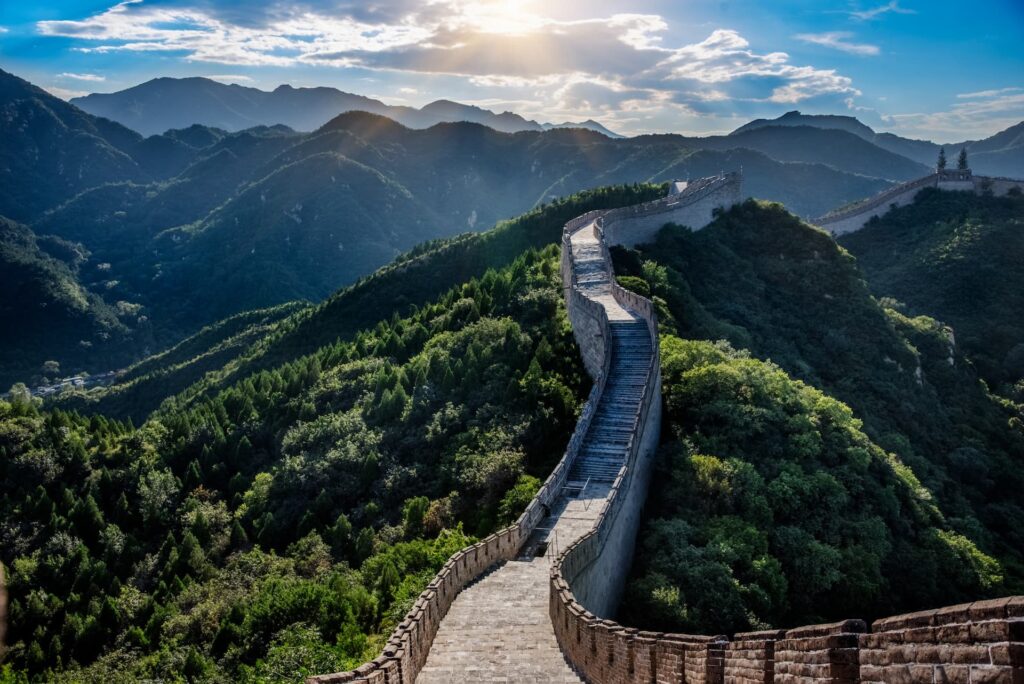 a-grande-muralha-uma-das-sete-maravilhas-do-mundo-na-china-pais-que-vem-se-destacando-na-busca-dos-turistas-brasileiros-para-viagens