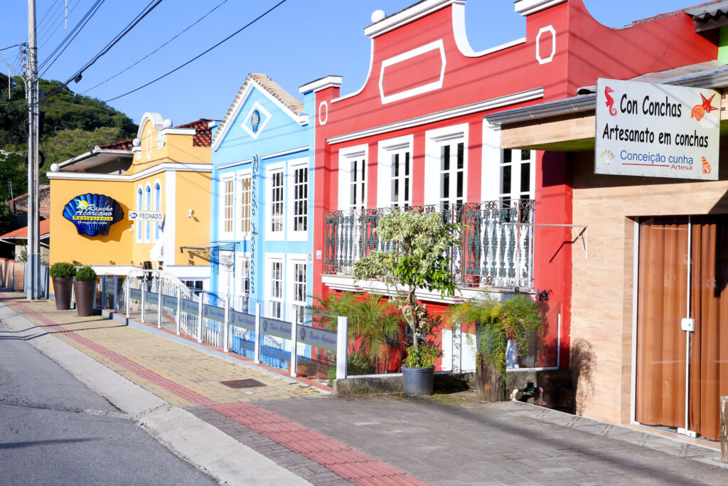 Casas coloridas com arquitetura açoriana em Ribeirão da Ilha, Florianópolis.