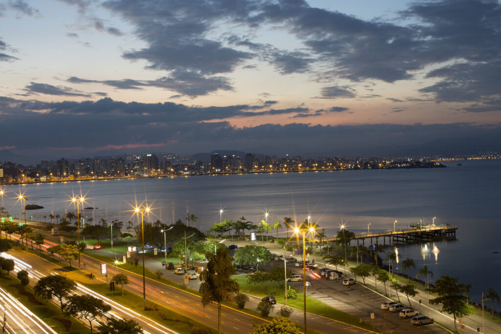 Vista aérea do centro e da Avenida Beira-Mar Norte em Florianópolis, Santa Catarina.