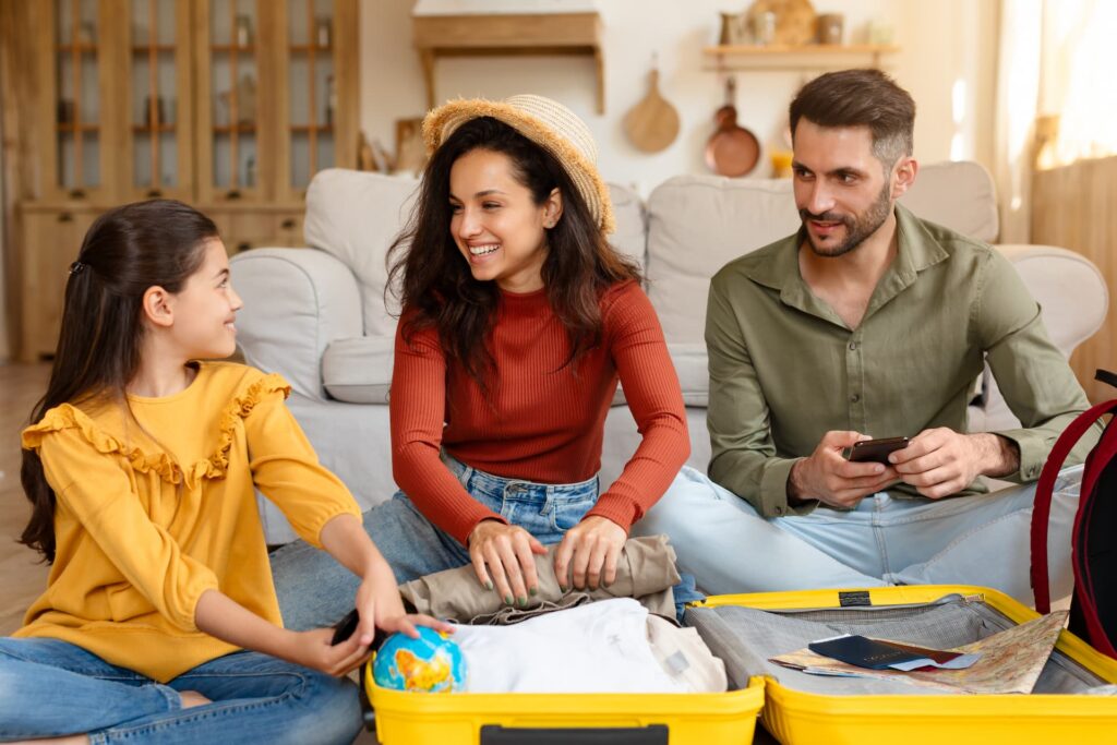 Família sorridente preparando as malas para viajar com o Clube Bancorbrás.