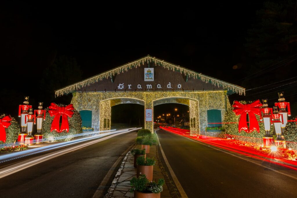 Entrada de Gramado decorada para o Natal Luz, destino de Natal 2026 com o Clube Bancorbrás
