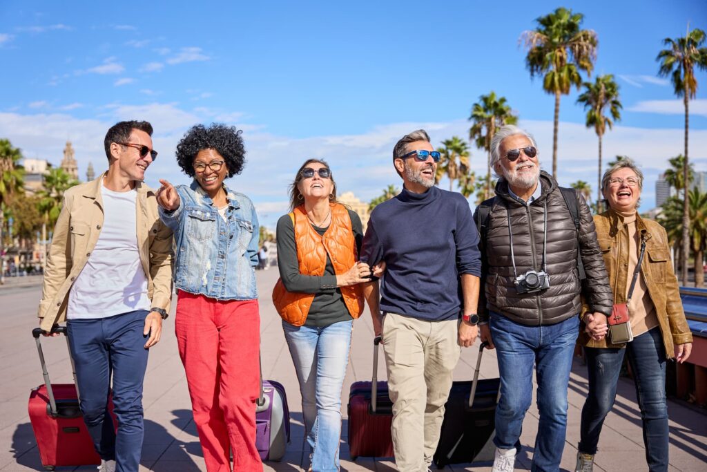 grupo-de-amigos-alegres-em-viagem-aproveitam-as-novas-regras-de-check-in-e-check-out