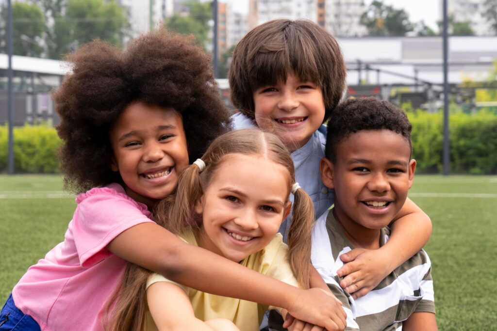 grupo-de-criancas-sorridentes-no-day-use-no-dia-das-criancas-viagem-filhos-familia-feriado