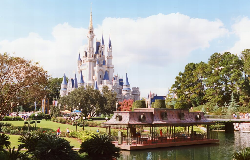 o-castelo-da-cinderela-ao-centro-entre-dois-dos-principais-parques-da-disney-o-walt-disney-world-e-o-magic-kingdom-em-orlando