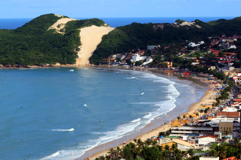 o-nordeste-do-brasil-e-uma-das-regioes-com-maior-potencial-turistico-do-pais-na-foto-morro-do-careca-na-praia-de-ponta-negra-em-natal-rn