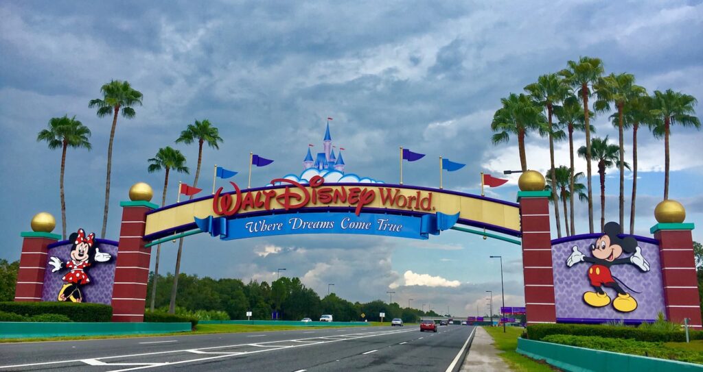 o-portico-na-chegada-ao-principal-parque-da-disney-o-walt-disney-world-em-orlando-florida-perfeito-para-toda-a-familia