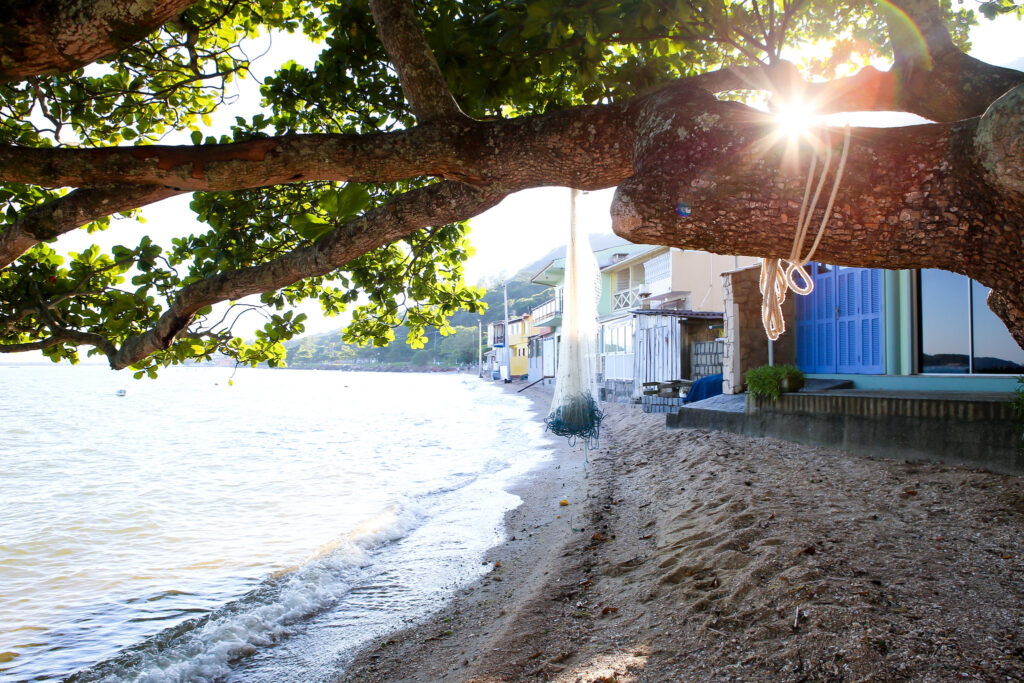 Vista da praia e casas no Ribeirão da Ilha, bairro tradicional de Florianópolis.