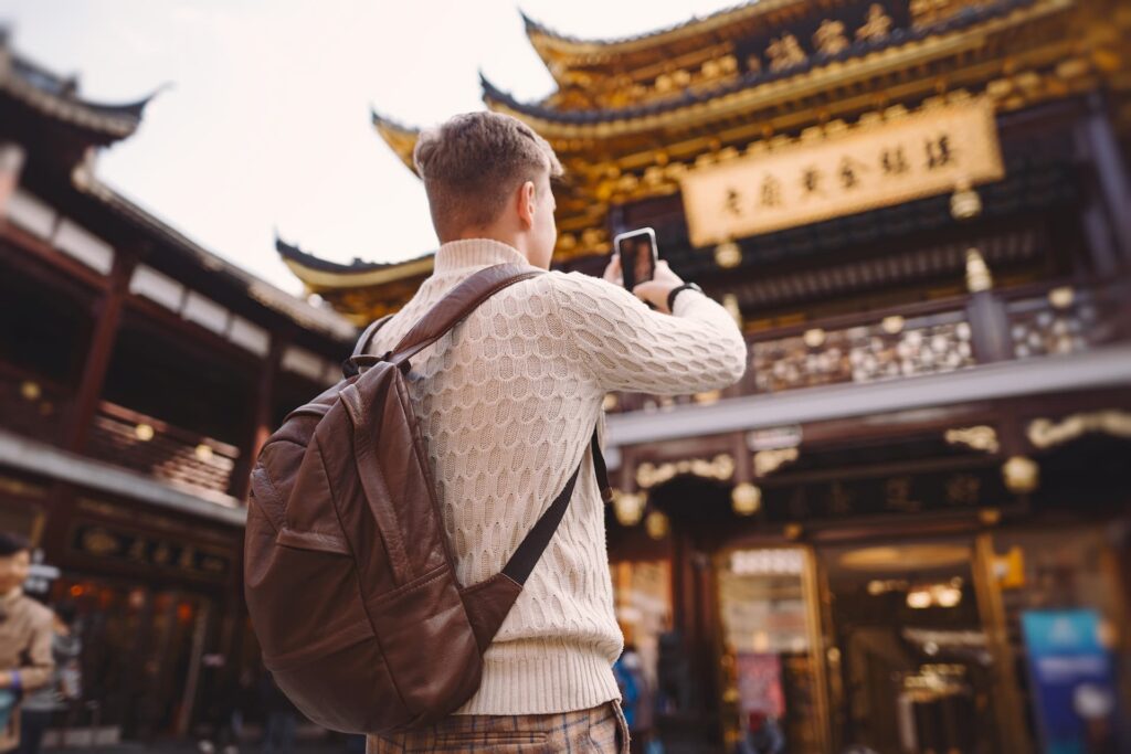 turista-tirando-fotos-de-um-pagode-no-mercado-de-yuyuan-em-xangai-china-asia-novo-destino-queridinho-dos-brasileiros-brasil-turismo-viagem