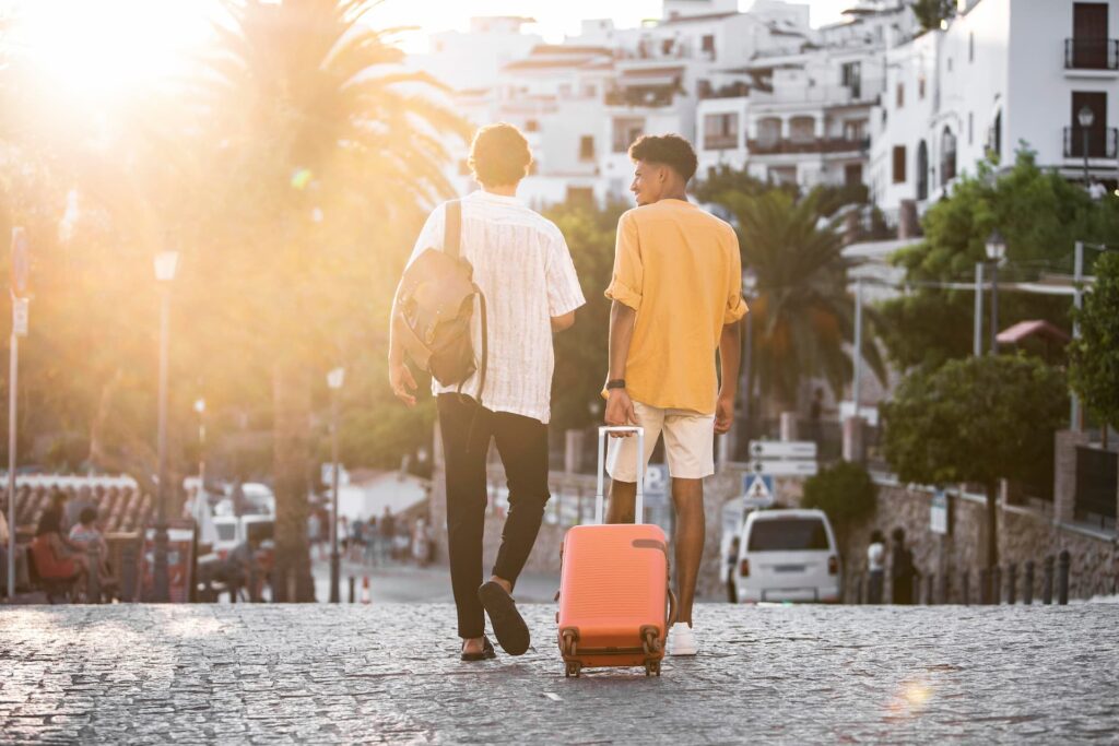 turistas-clientes-clube-de-ferias-auxilia-voce-a-planejar-sua-viagem-aqui-amigos-viajando-e-descobrindo-novos-lugares-planejamento-viagem-turismo