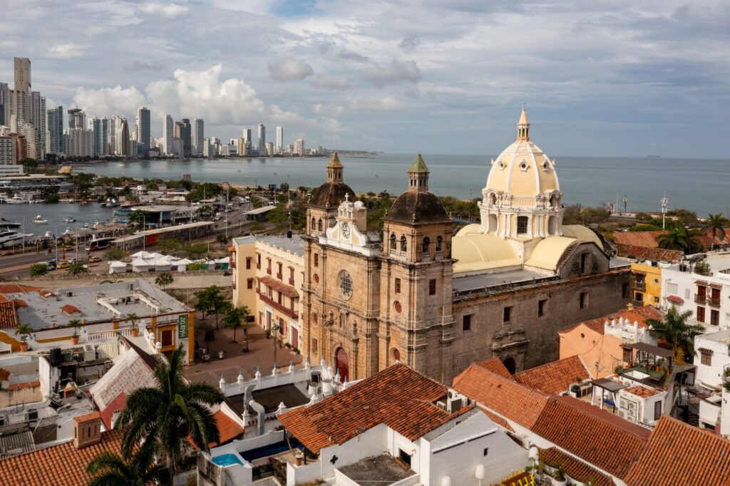 Cidade Amuralhada de Cartagena vista com arquitetura histórica e igrejas coloniais