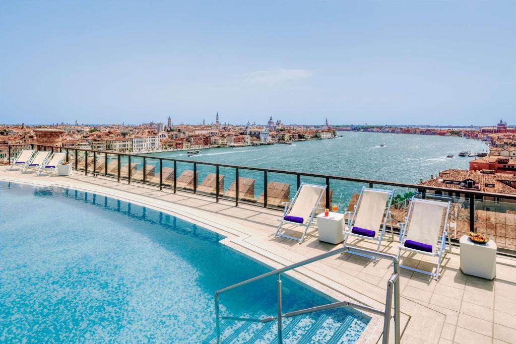 Hilton Molino Stucky Venice com vista para os canais, em Veneza, ideal para viagens de fim de ano na Itália.