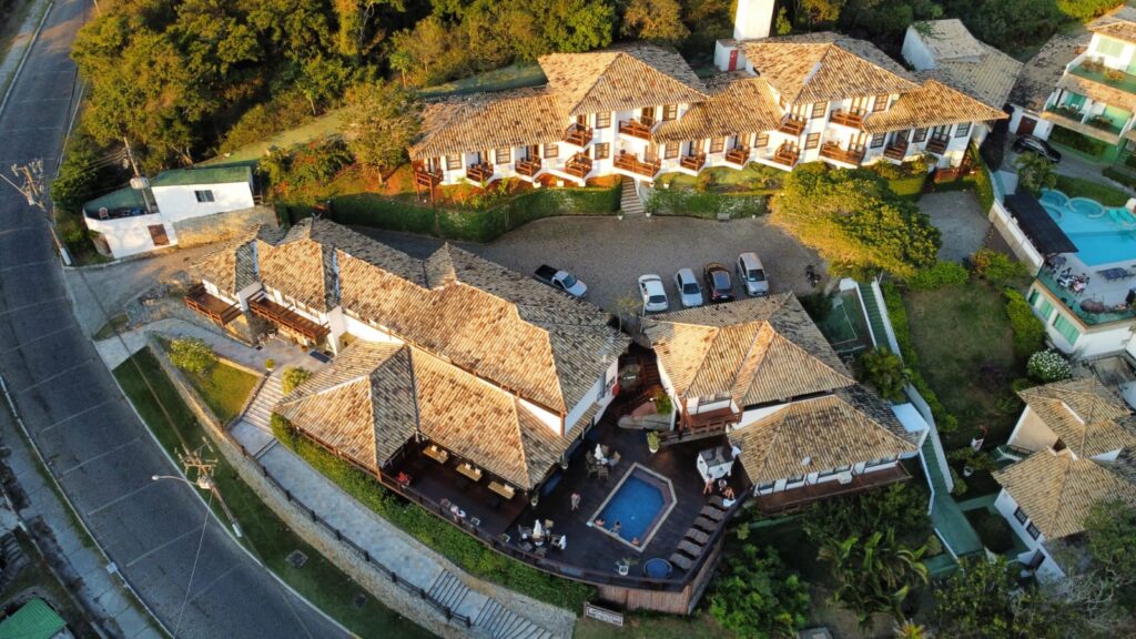 Hotel Coronado Inn em Búzios, ideal para descanso e proximidade com praias cristalinas.