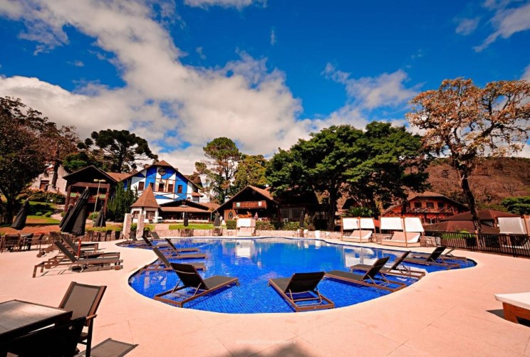 Vista do Hotel Village Le Canton em Teresópolis, ideal para famílias que buscam clima de serra perto do Rio de Janeiro.