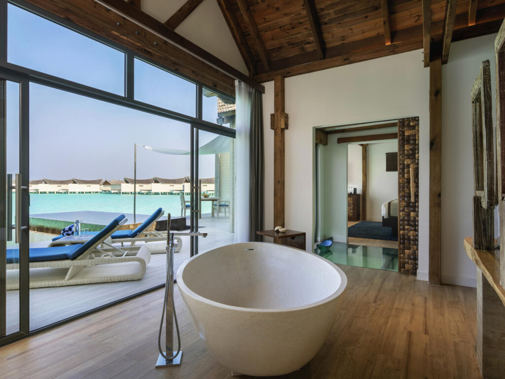 Piscinas e bangalôs sobre o mar no Kuredhivaru Resort, Maldivas