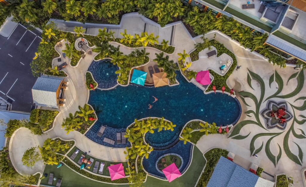 Vista aérea da piscina do Mida Grande Resort Phuket na Tailândia