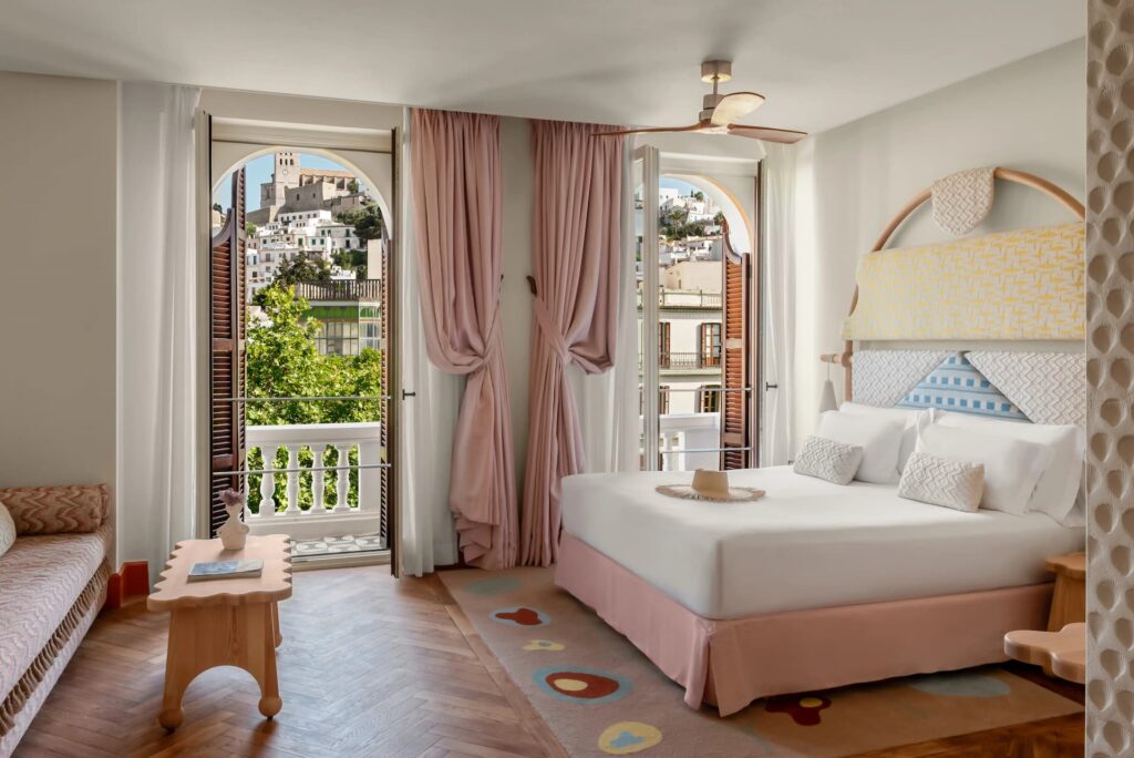 Quarto do hotel Montesol Experimental Ibiza com vista para o centro histórico e decoração mediterrânea.