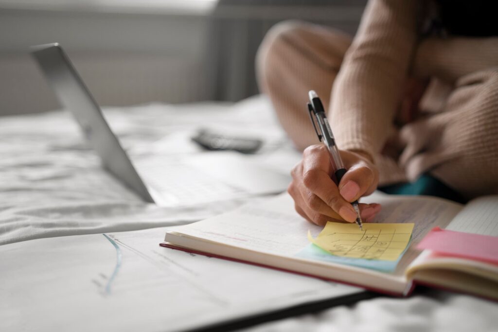 Mulher organizando orçamento para promoções de viagens na Black Friday