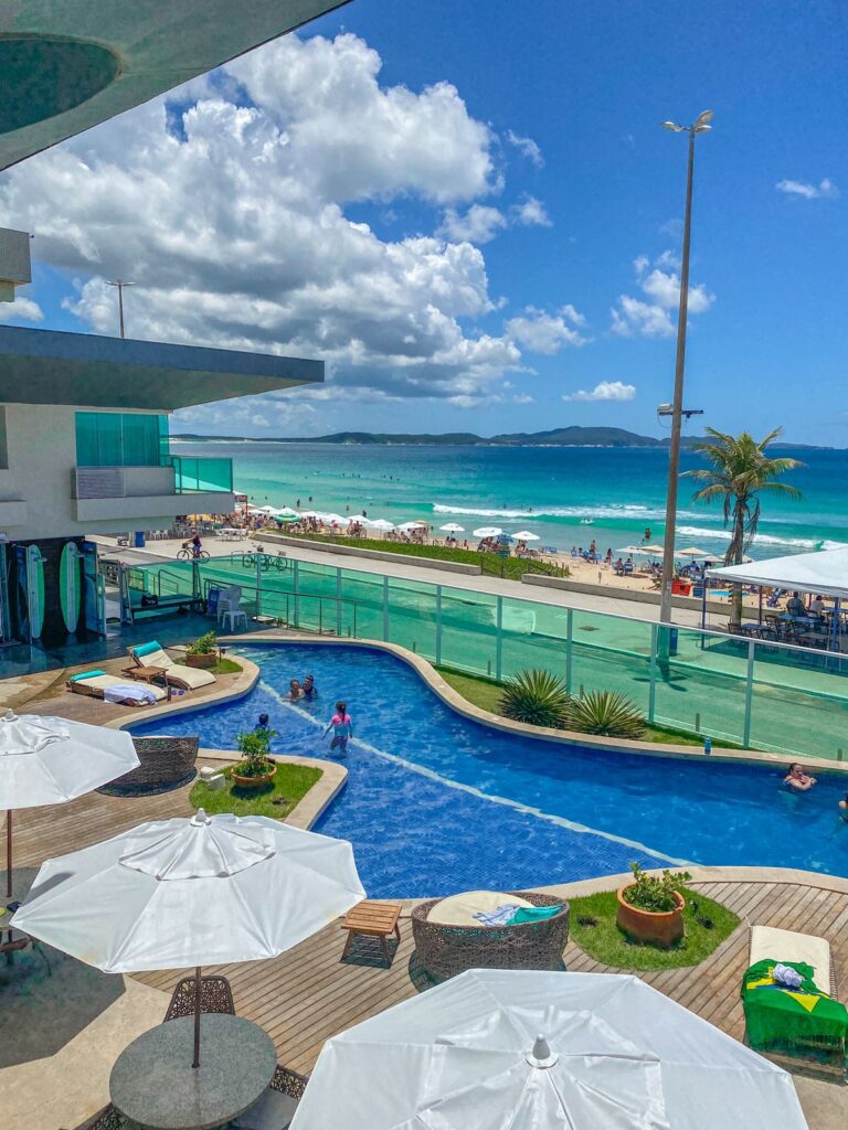 Estrutura do Paradiso Peró Praia Hotel, em Cabo Frio, ideal para viagens de carro e escapadas rápidas.