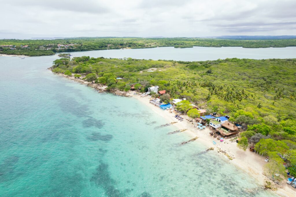 Praia de Playa Blanca em Barú, com mar azul-turquesa e areia clara