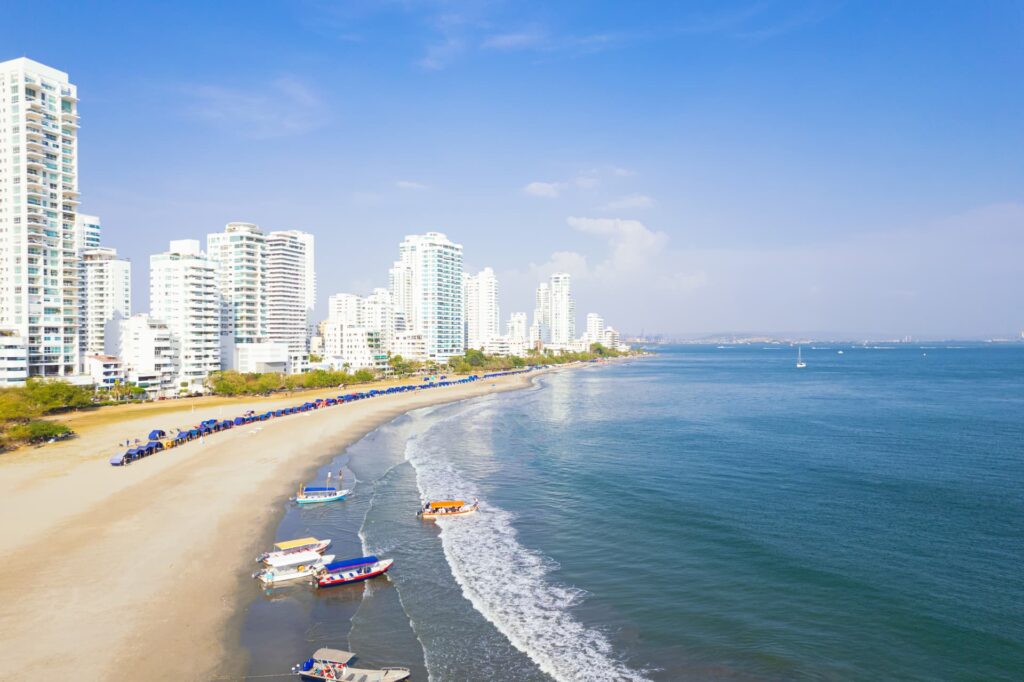 Praia de Bocagrande vista de cima com prédios e orla urbana