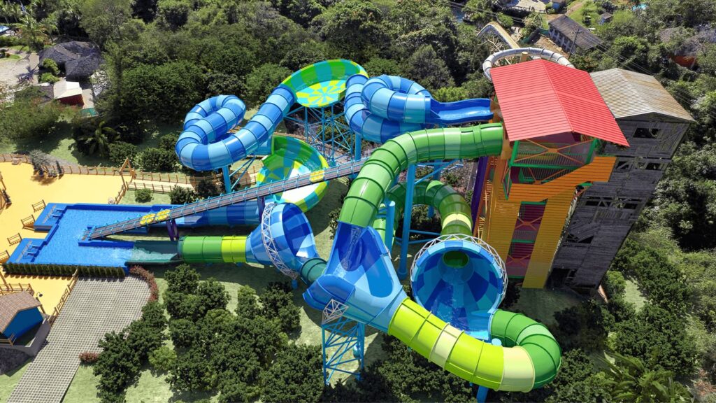 Visitantes descendo o Turbilhados, atração radical do Hot Park com funis e quedas em boias infláveis