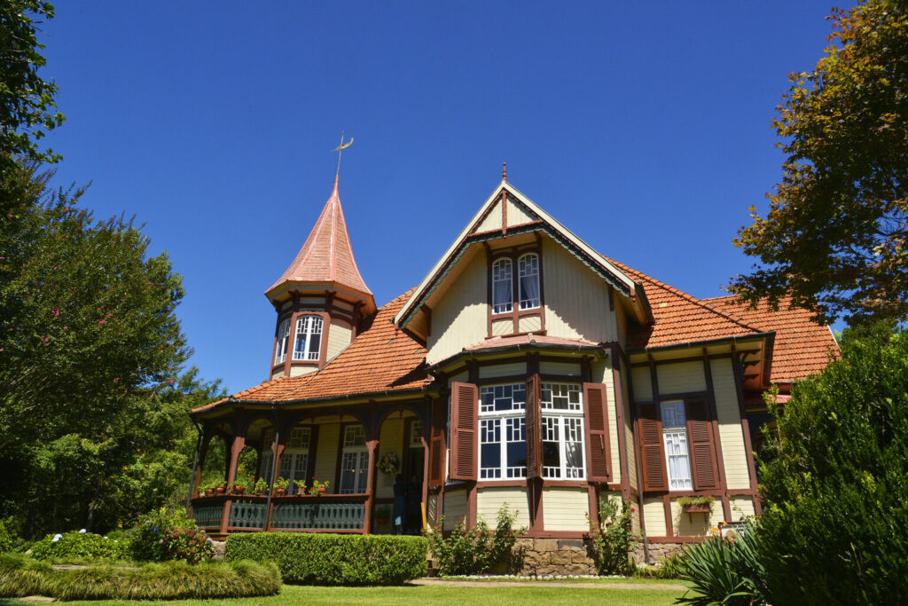 Castelinho Caracol iluminado durante o Natal em Canela.