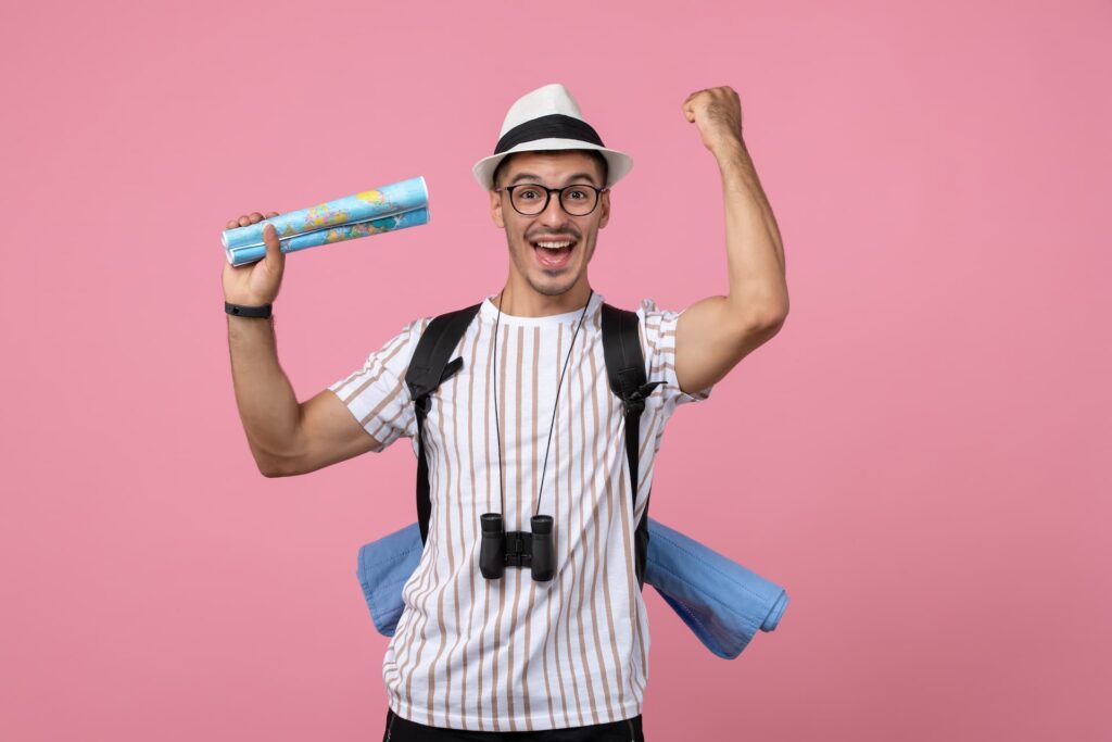 Turista segurando mapas, representando confiança no atendimento do Clube Bancorbrás no Reclame Aqui