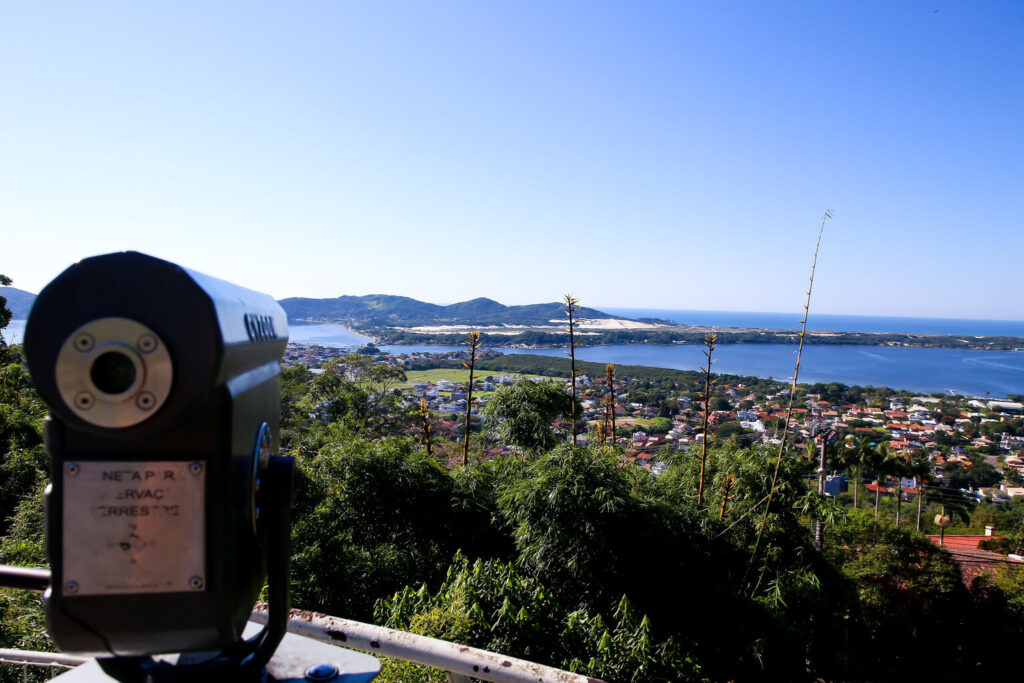 Vista panorâmica de Florianópolis, destino para férias rápidas no Brasil