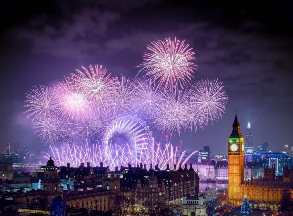 Fogos de artifício no Ano-Novo em Londres celebrando a virada do ano
