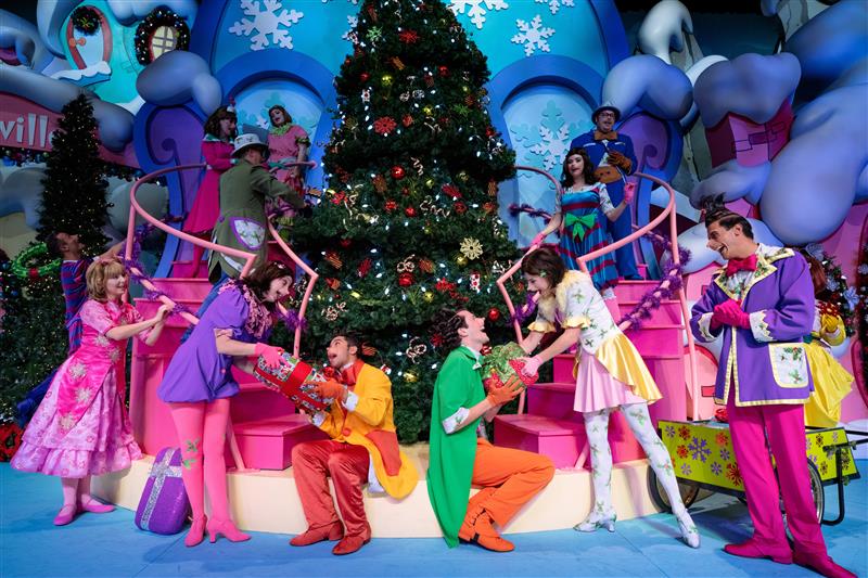apresentação Grinchmas no Universal Orlando durante a temporada de Natal