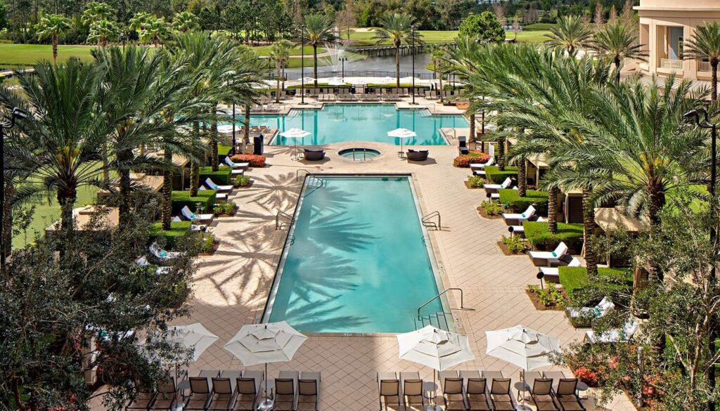 piscina do Waldorf Astoria Orlando vista de cima durante o período de Natal