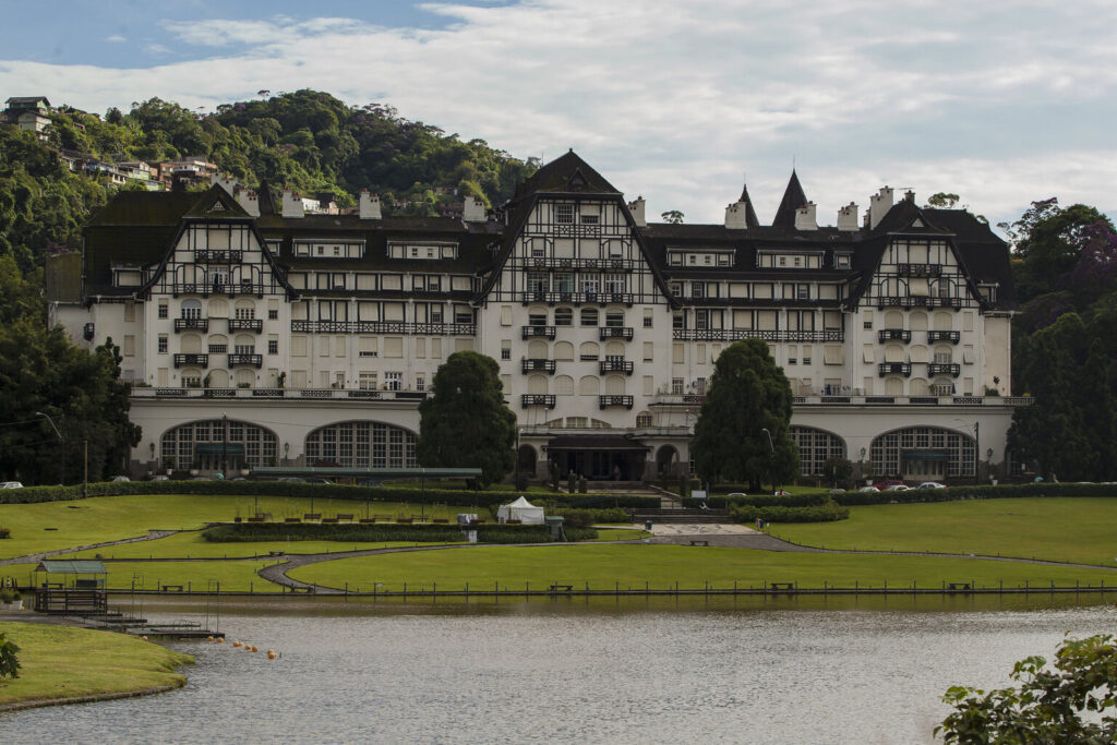 Palácio Quitandinha iluminado no Natal em Petrópolis.