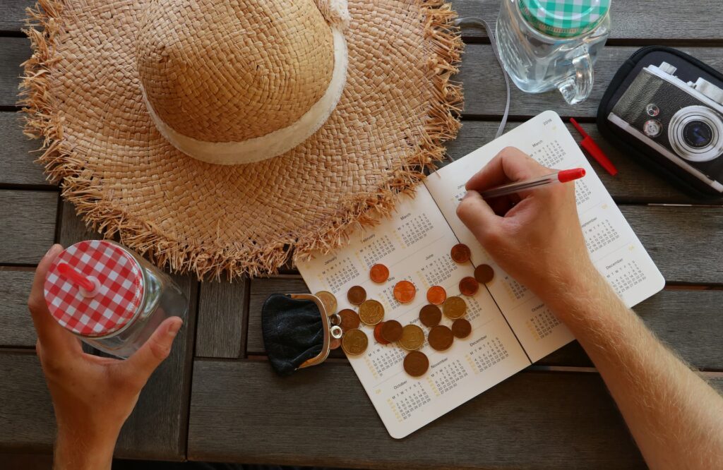 Pessoa planejando o orçamento para férias em família, organizando custos e detalhes da viagem.