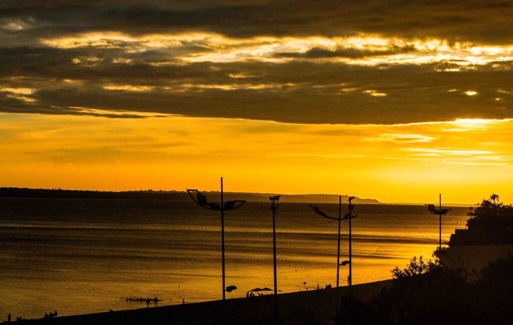 Orla da Ponta Negra em Manaus, ponto turístico às margens do Rio Negro.