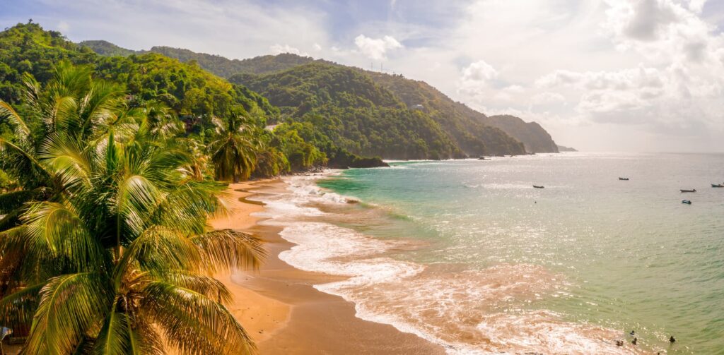 Praia paradisíaca no Brasil com mar calmo e ideal para famílias com crianças.