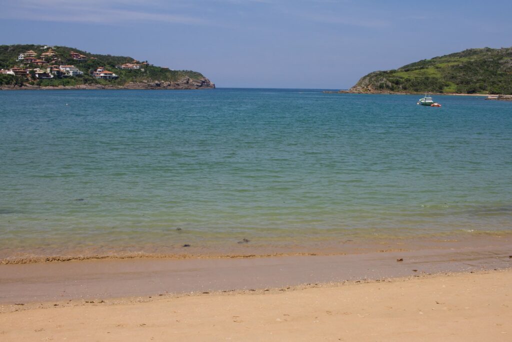Praia da Ferradura em Búzios com enseada de águas calmas e rasas, ideal para crianças.
