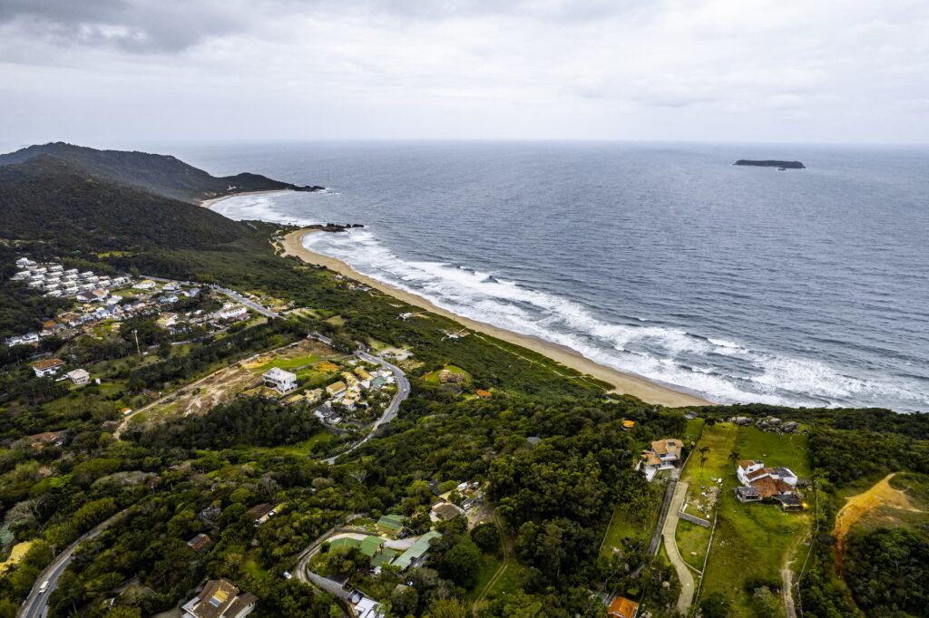 Praia da Lagoinha com águas tranquilas e ambiente seguro para crianças.