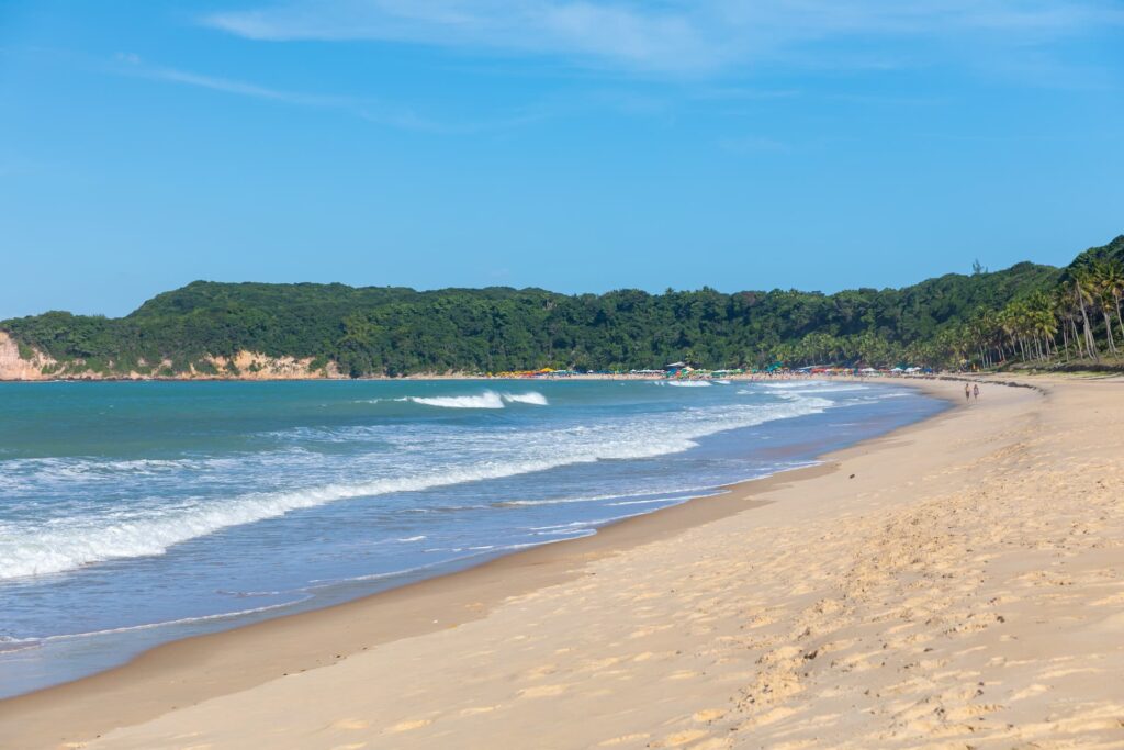 Praia da Pipa com mar calmo e piscinas naturais para famílias com crianças.