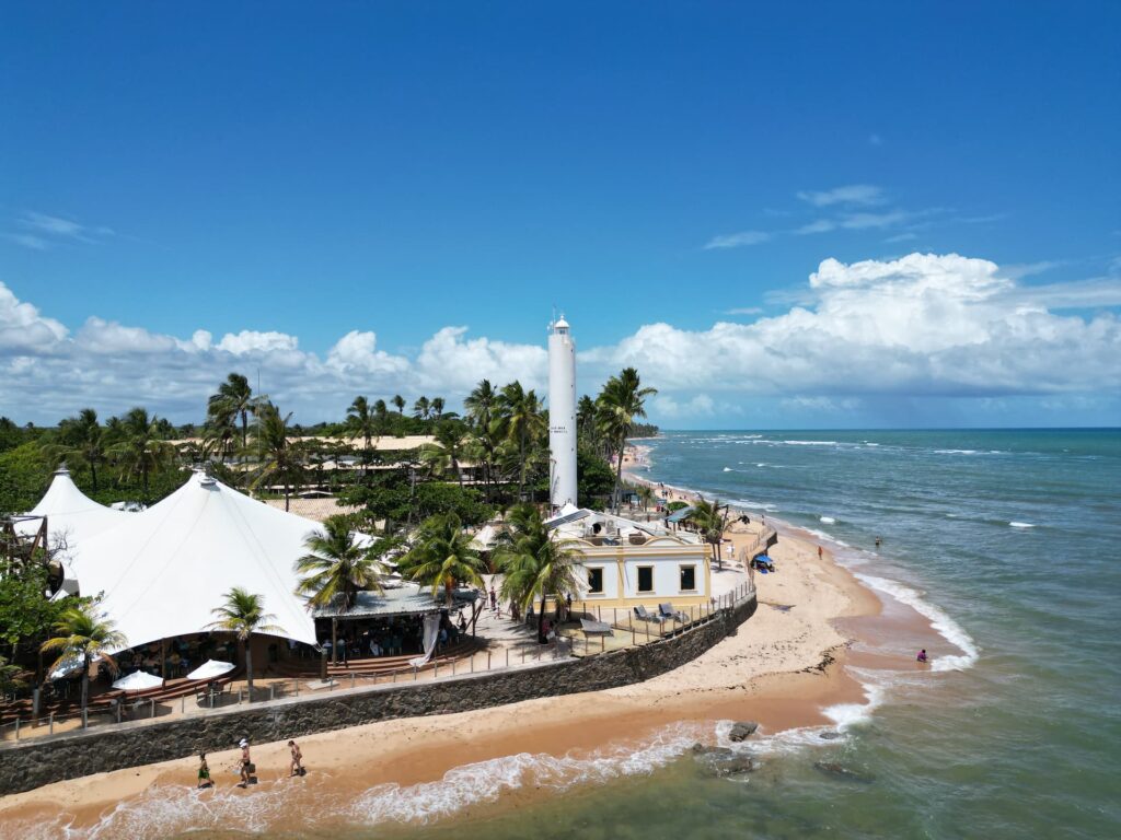 Farol do Projeto Tamar na Praia do Forte, ideal para famílias e crianças.