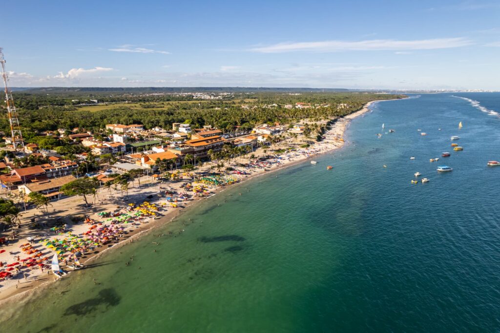 Praia do Francês com águas protegidas por recifes, ideal para crianças.