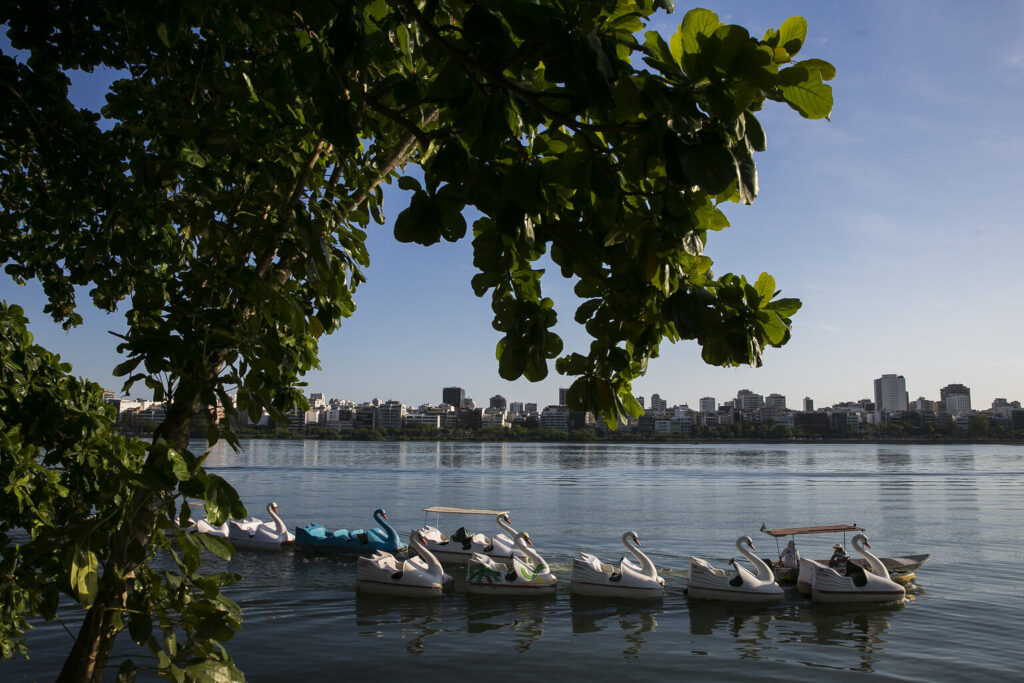 Lagoa Rodrigo de Freitas decorada para o Natal no Rio de Janeiro.