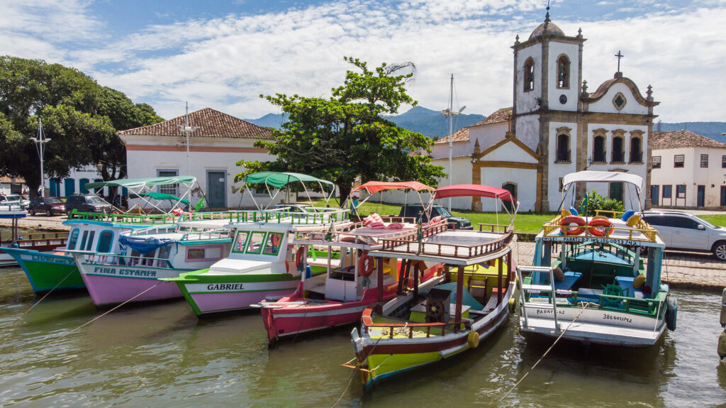 Centro histórico de Paraty, destino ideal para viagens curtas no Brasil