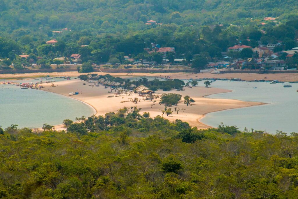 Praia fluvial de Alter do Chão, no Pará, com areia branca e águas claras do Rio Tapajós