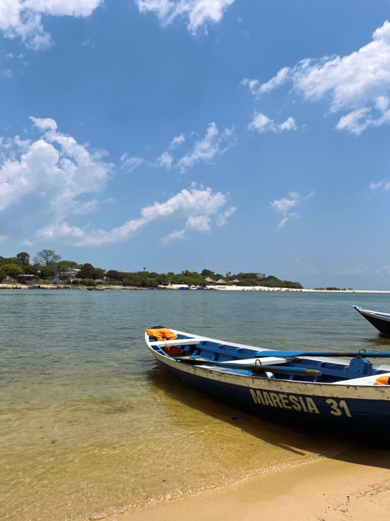 Canoa às margens do Rio Amazonas em Alter do Chão, um dos destinos amazônicos mais famosos do Norte do Brasil